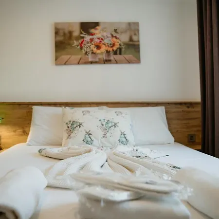 Aparthotel Azra &